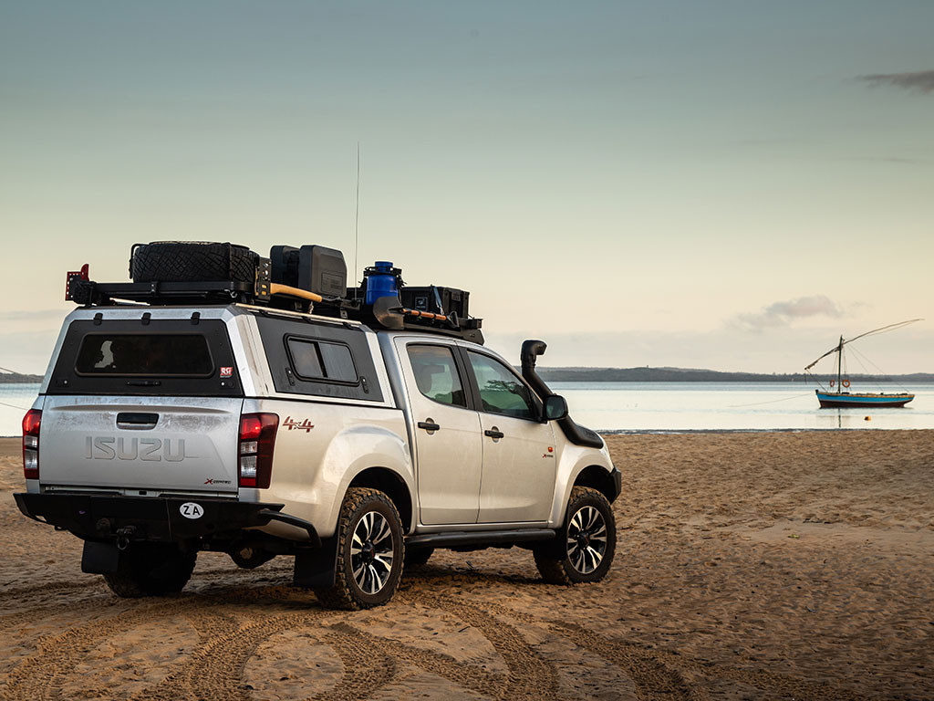 Pickupin kuomu tai perävaunu OEM Track Slimline II -telinesarjalla / 1255 mm (L) X 1156 mm (P) - Front Runner 5